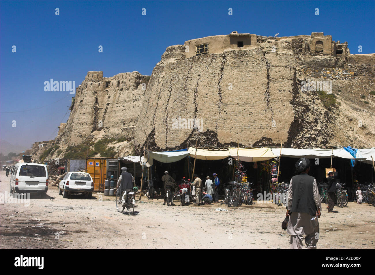 AFGHANISTAN Ghazni Geschäfte direkt vor der alten Mauern der Zitadelle Stockfoto