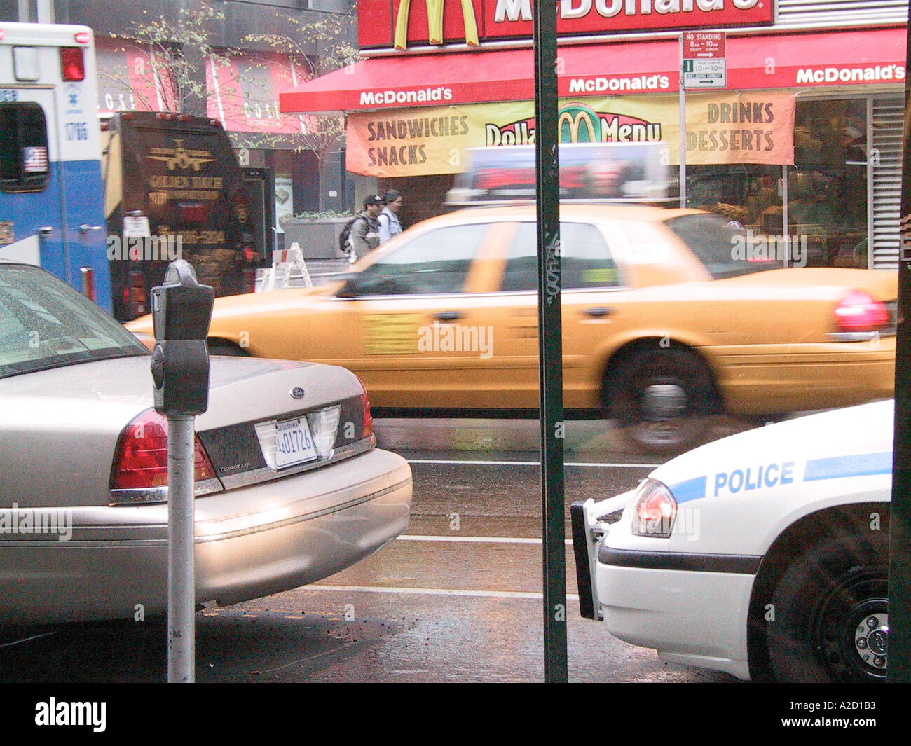 New Yorker Straßenszene in einem Coffee-Shop USA aus gesehen Stockfoto