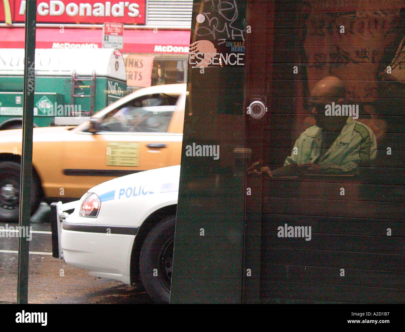 New Yorker Straßenszene in einem Coffee-Shop USA aus gesehen Stockfoto