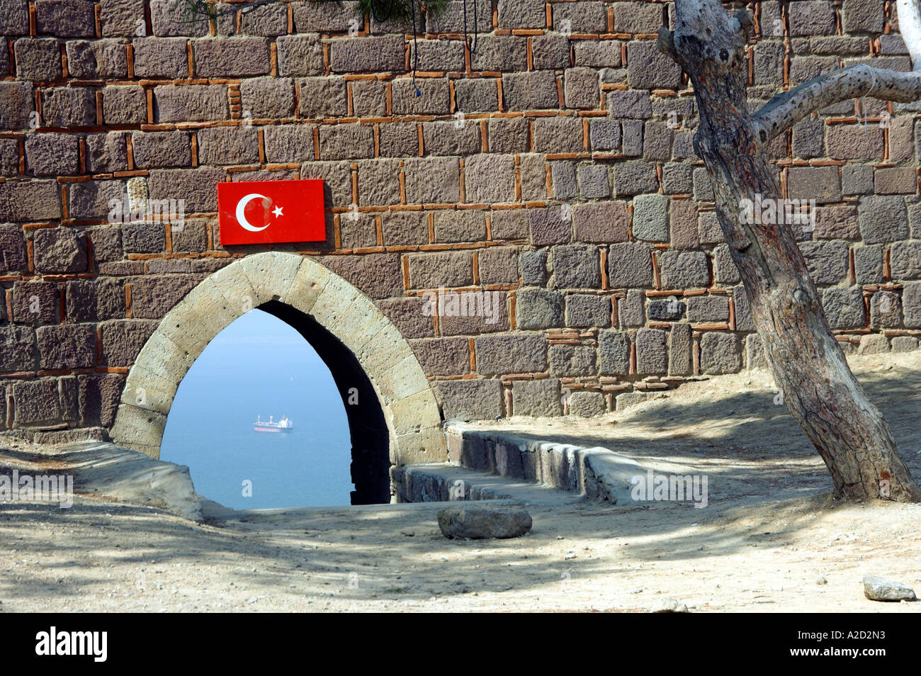 Eine gewölbte Öffnung in den Wänden der wieder aufgebaute Stadt Smyrna an die Kadifekale in Izmir Türkei Stockfoto