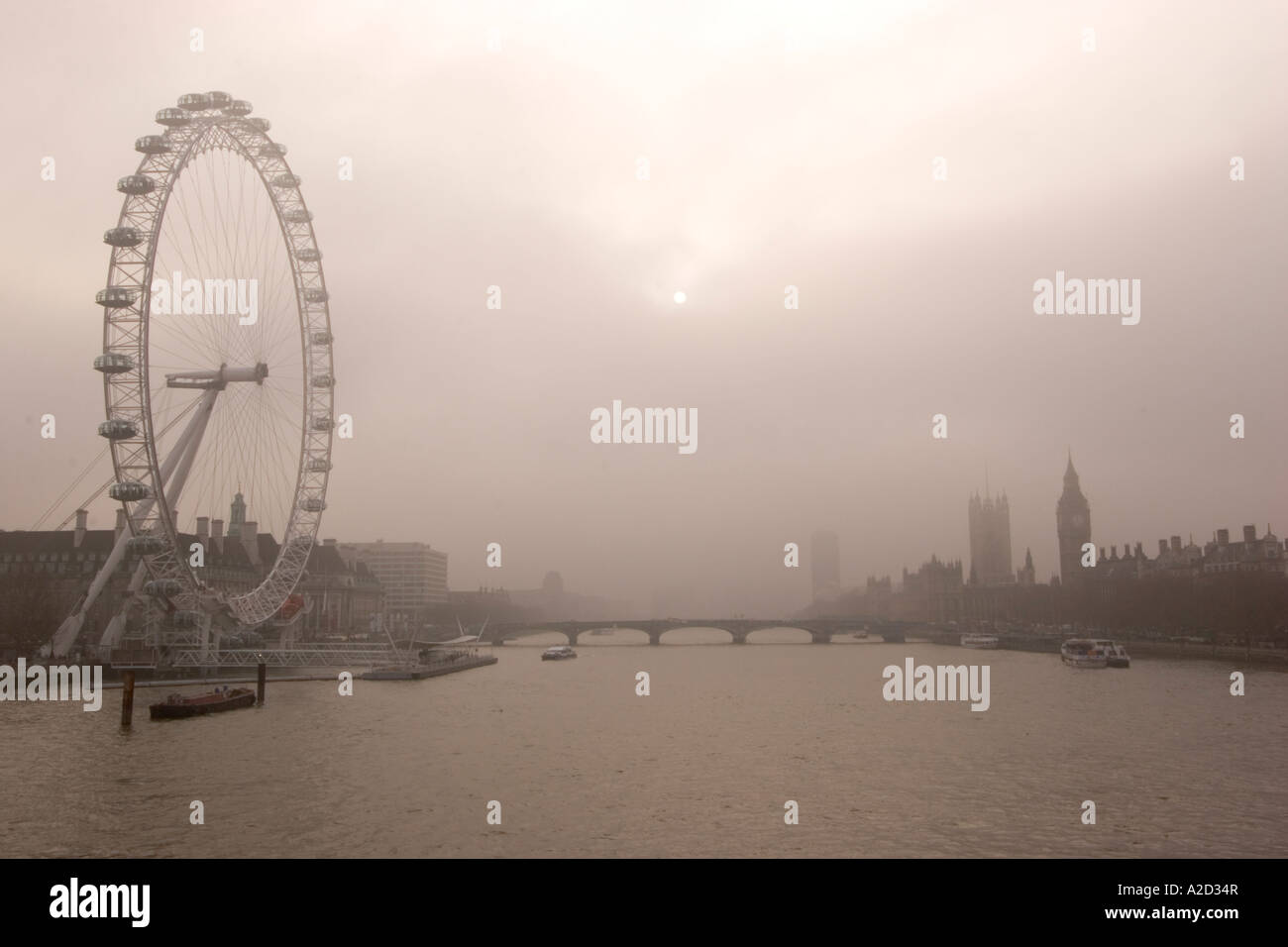 London Eye Riesenrad bei Nebel mit Fluss Themse, Houses of Parliament und Westminster Bridge Stockfoto