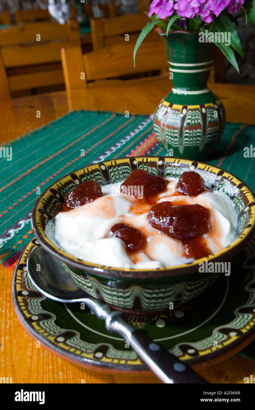 Joghurt mit Erdbeeren serviert zum Frühstück in einem Restaurant, Bulgarien Stockfoto