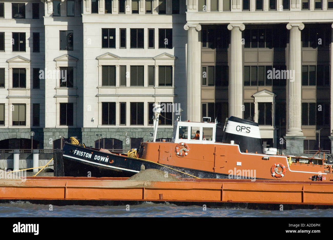 Schlepper schleppen Lastkähne flussaufwärts auf der Themse im Zentrum von London Stockfoto