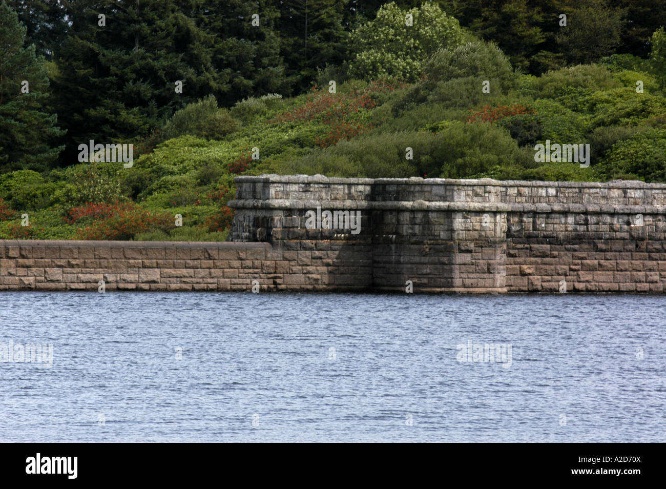 Die Staumauer am Fernworthy Stausee zeigt, wie tief das Wasser-Niveau Duruing den Sommermonaten ist Stockfoto