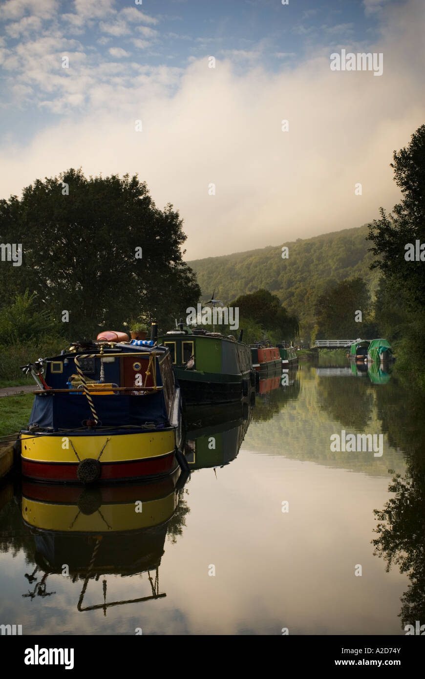 Hausboote auf dem Kennet und Avon Kanal in der Nähe von Bath in England Stockfoto