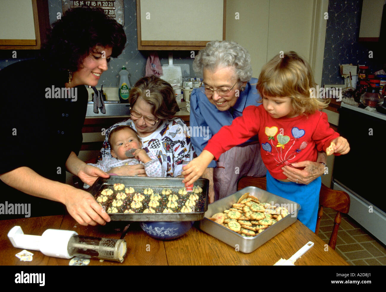Vier Generationen von der Familie Jones Weihnachtsplätzchen machen. Western Springs, Illinois USA Stockfoto