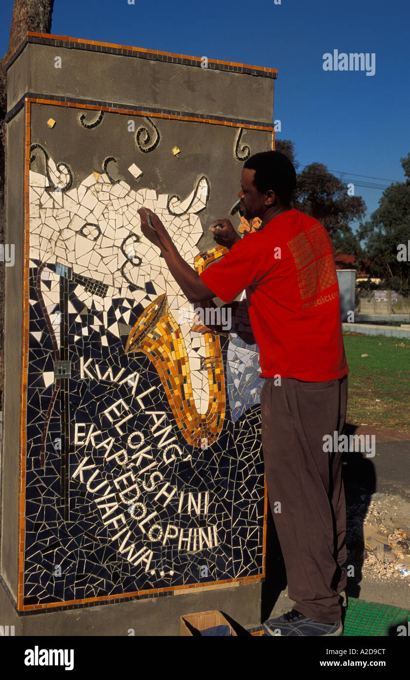Mosaik-Künstler Guga S Thebe Arts Cultural Centre Langa Cape Flats Kapstadt Südafrika Stockfoto