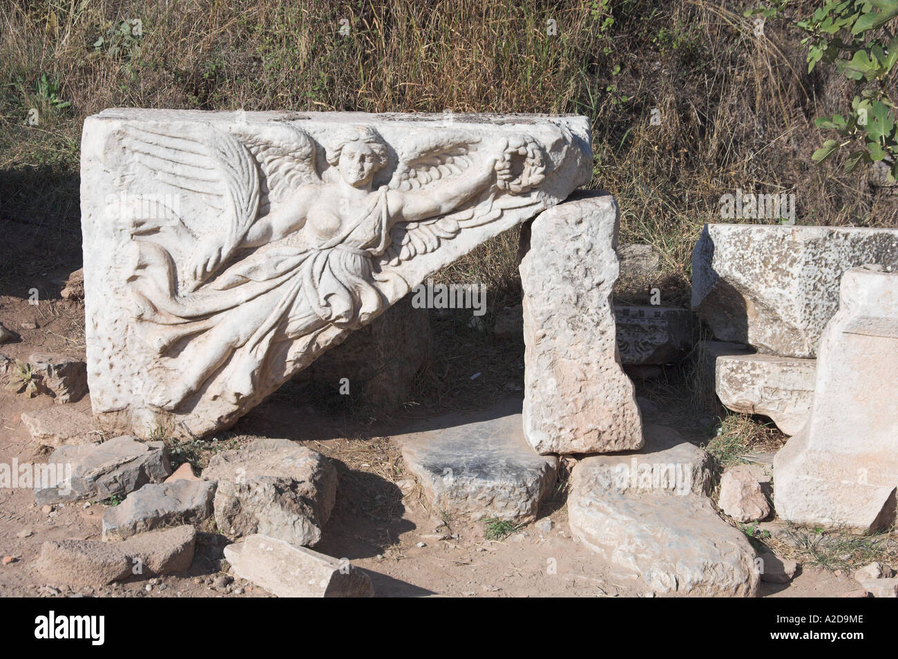 Ein Steinrelief von Nike der Gott des Sieges in Ephesus-Türkei Stockfoto