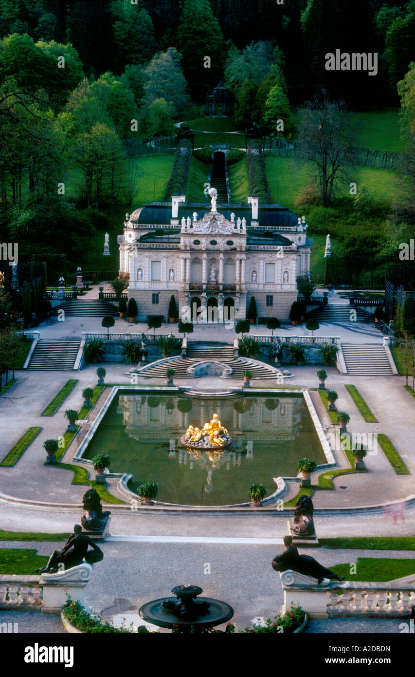 Weiten Blick über Linderhof Schloss und Gärten, eingebettet tief in den Bayerischen Alpen, gebaut wie ein Fantasy-Palast für König Ludwig Stockfoto