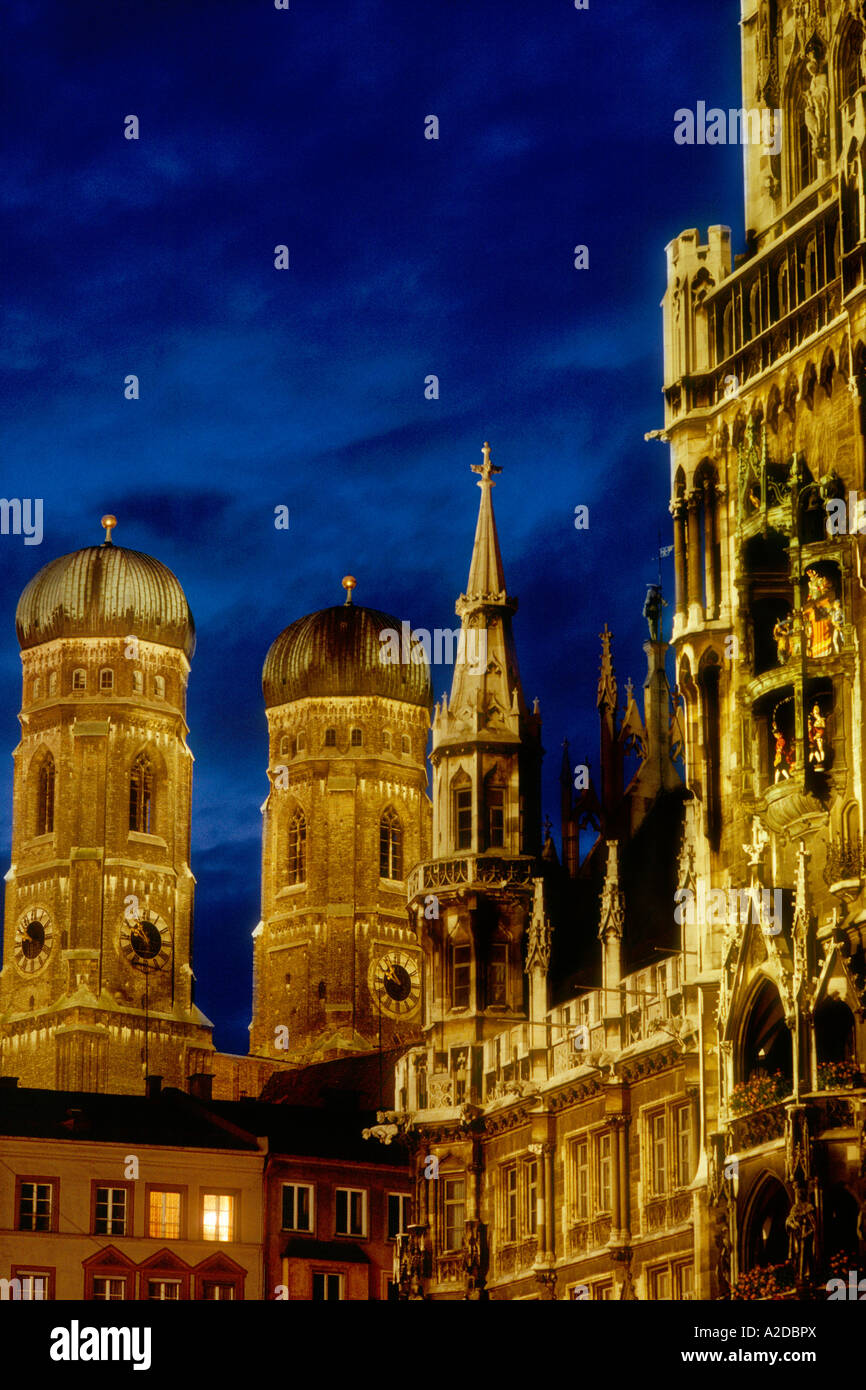 Nachtansicht der Zwillingstürme Turm & Clocktower in Marienplatz, ursprünglich errichtet im 16. Jahrhundert, München, Deutschland Stockfoto