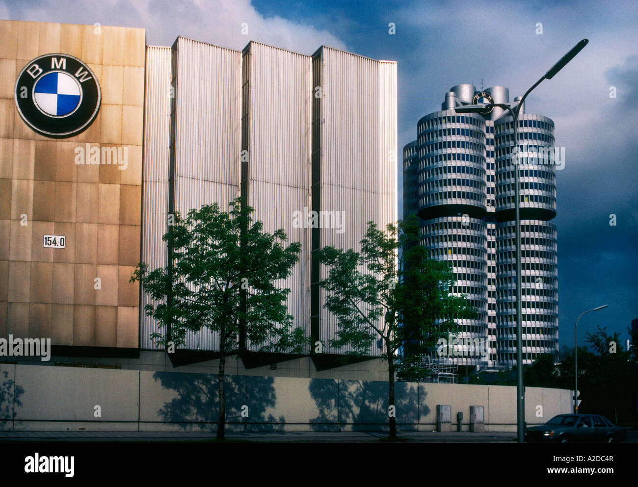 BMW-Gebäude, München, Deutschland. BMW-Zentrale, als ein Vierzylinder-Motor gebaut. Gebaut 1972 ...