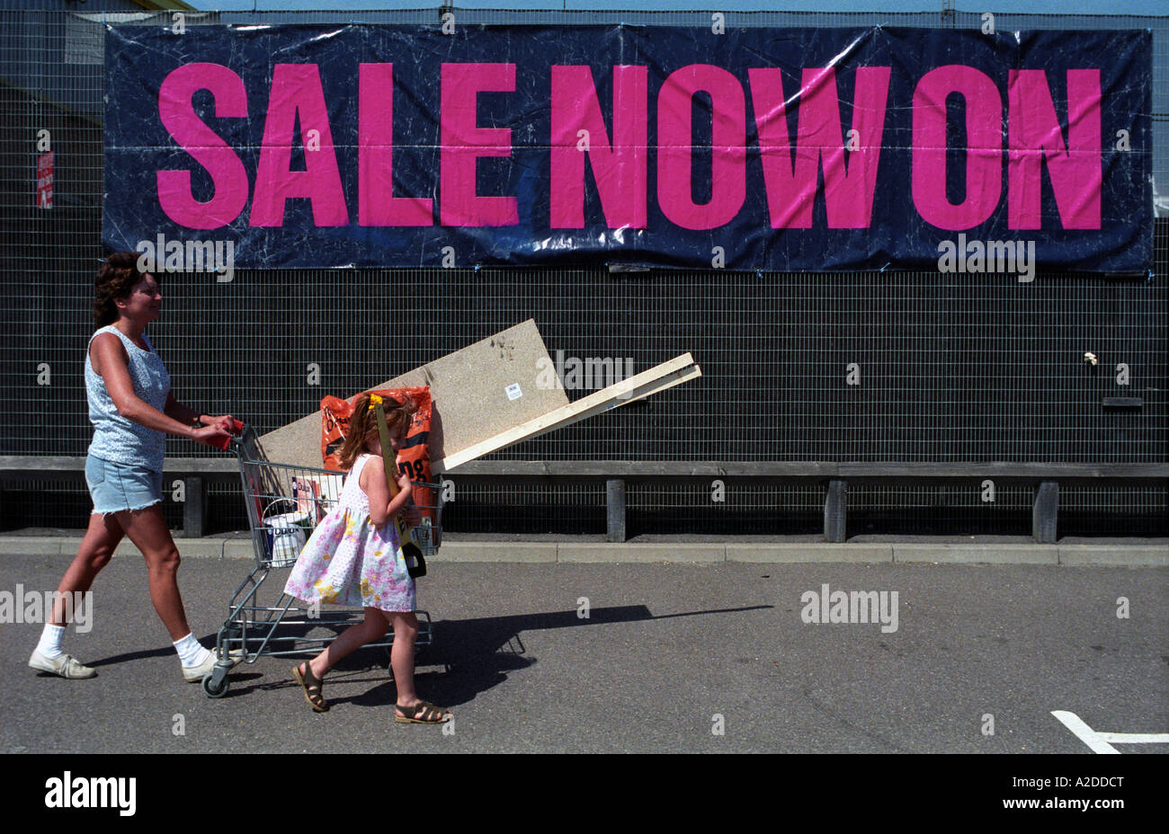 Kunden, die eine DIY Superstore in Ipswich, Suffolk, UK verlassen. Stockfoto