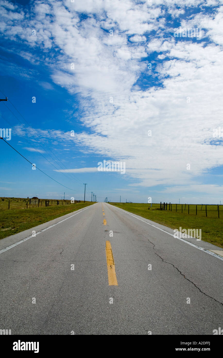 Im Herzen von Orange produzierende Land gerade Landstraße im Polk County, Florida, USA. Stockfoto