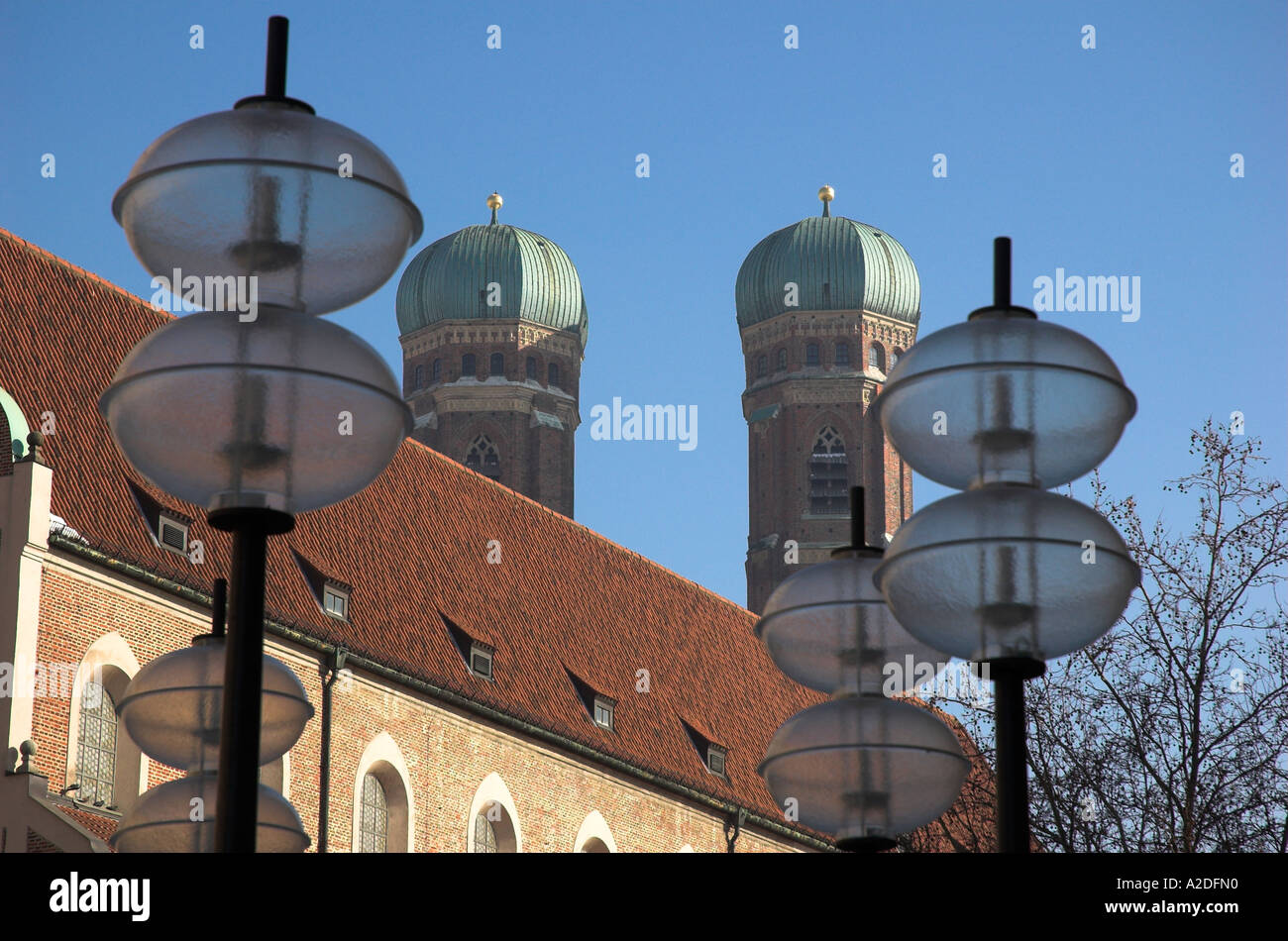 Kaufinger Straße, München, St. Michael Kirche, Straßenlaternen, Frauenkirche Turm der Kathedrale, Pedstrian Bezirk Stockfoto