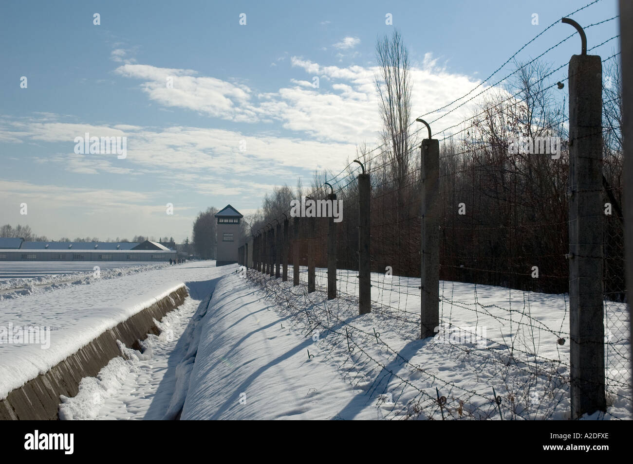 KZ Dachau. Elektrozaun und Wachturm. Stockfoto