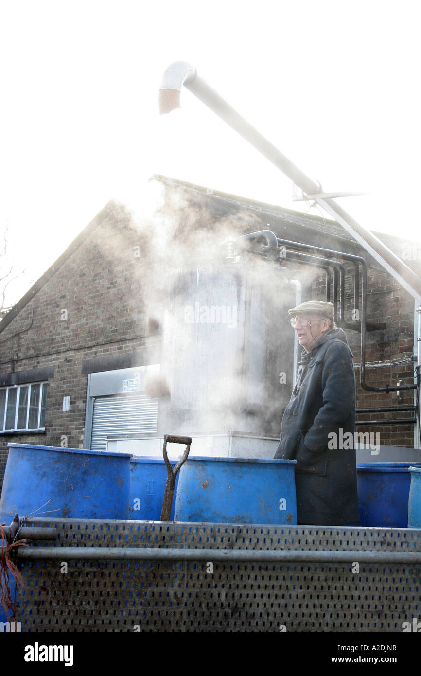 Ein lokaler Landwirt in einer Brauerei in Oxfordshire. Stockfoto