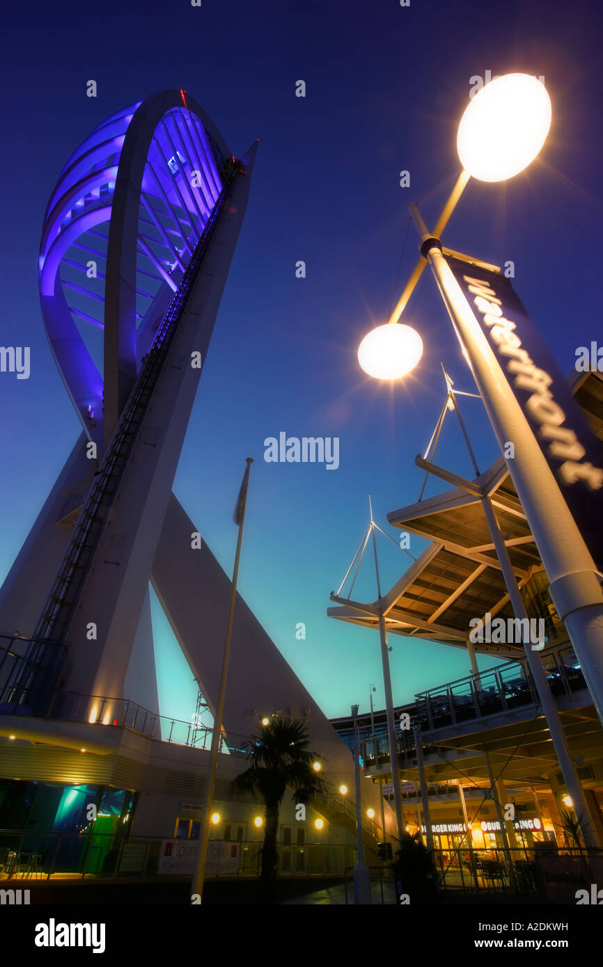 Portsmouth Spinnaker Tower beleuchtet in der Abenddämmerung Stockfoto