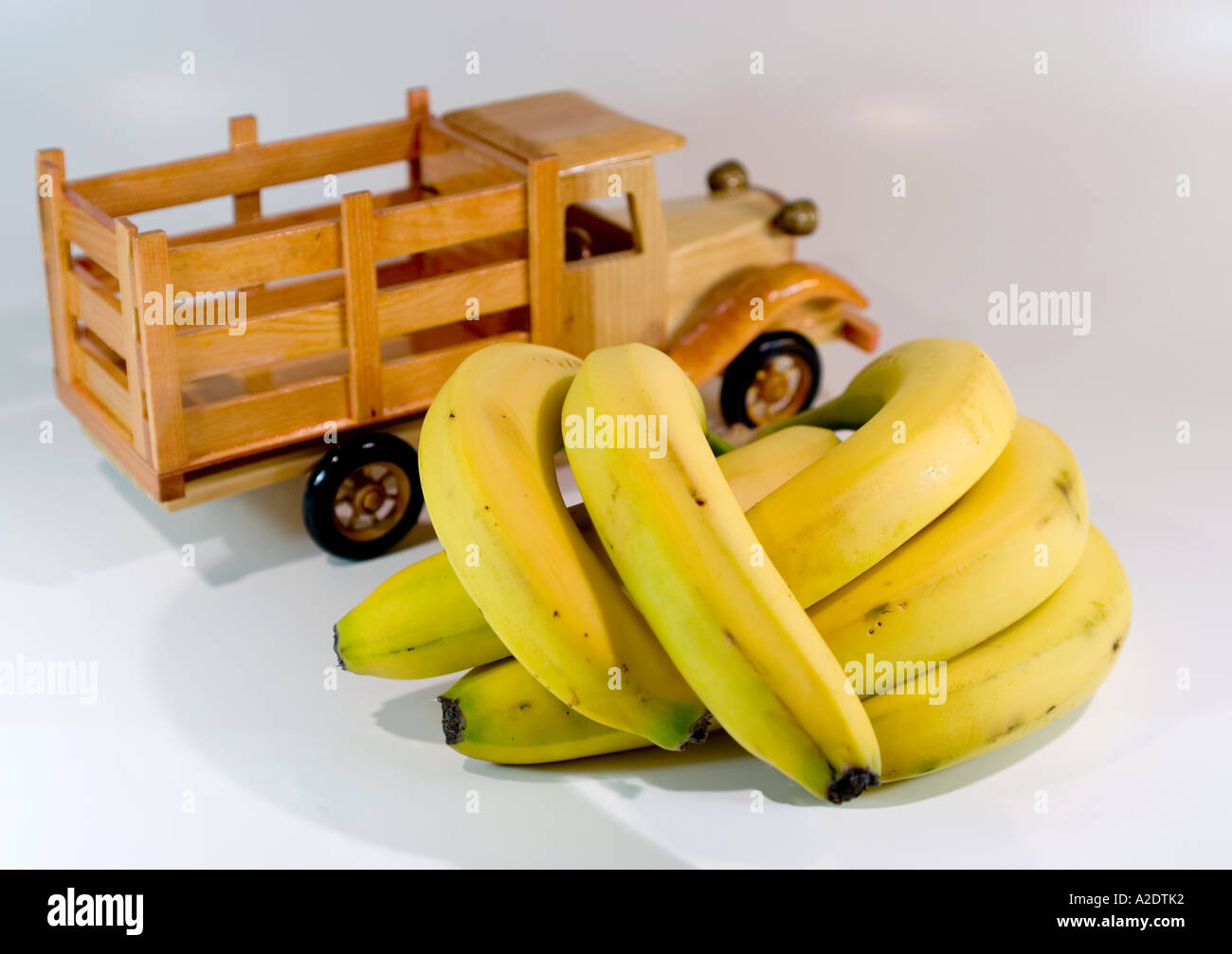 Spielzeug aus Holz-LKW mit echten Bananen Stockfoto