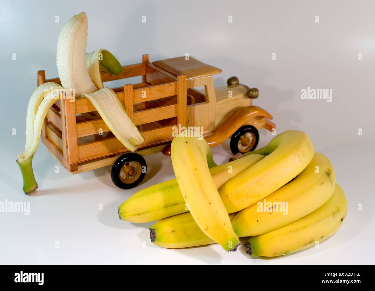 Bananen mit Holzspielzeug LKW Stockfoto