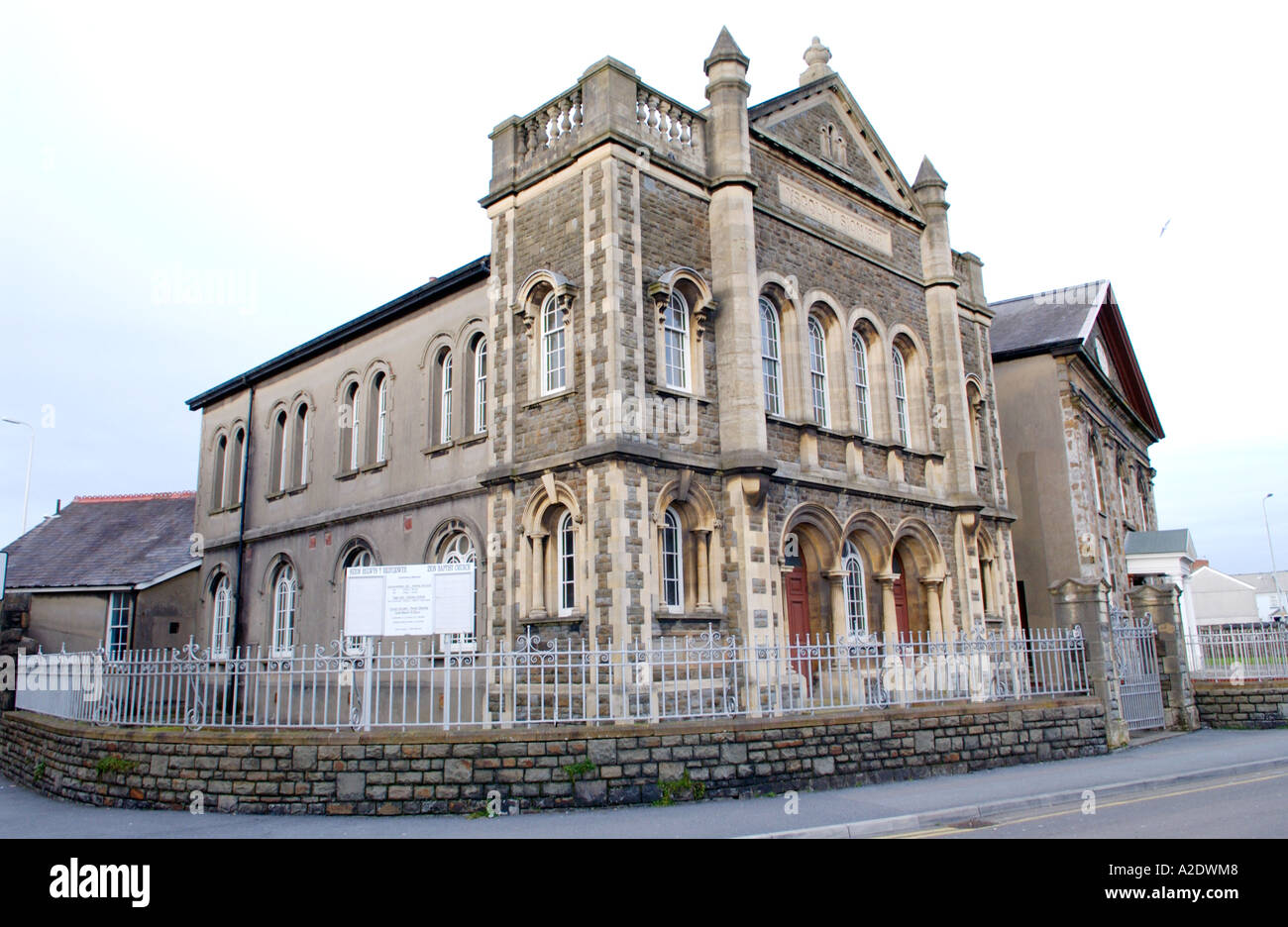 Fassade des Ysgoldy Sion Kapelle Zion Baptist Kirche Llanelli Carmarthenshire Wales UK GB datiert 1913 Stockfoto Fassade des Ysgoldy Sion Kapelle Zion Baptist Kirche Llanelli Carmarthenshire Wales UK GB datiert 1913 Stockfoto