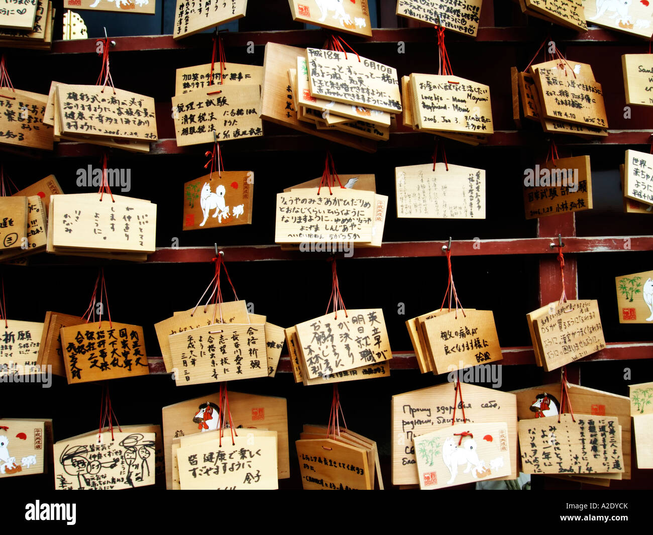 Gebetskarten am Tsurugaoka Hachimangu Schrein Kamakura Japan Stockfoto