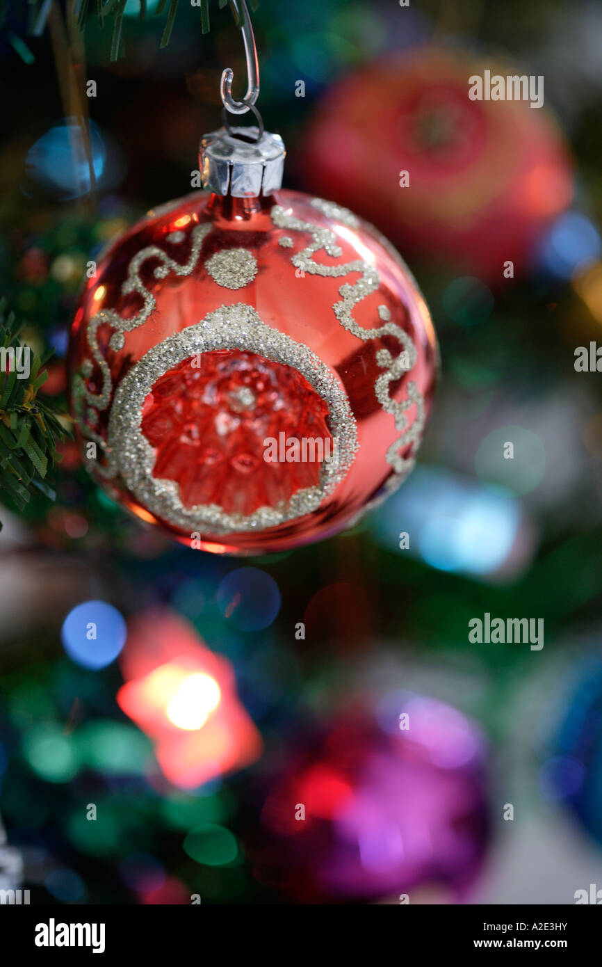 Weihnachtskugeln mit Weihnachtsbaum-Nahaufnahme Stockfoto