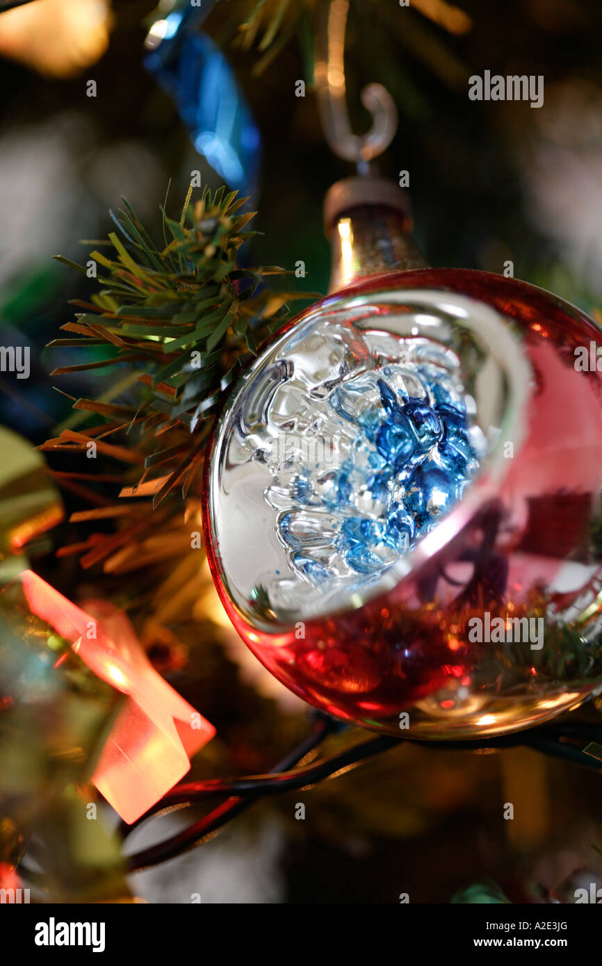 Weihnachtskugeln mit Weihnachtsbaum-Nahaufnahme Stockfoto
