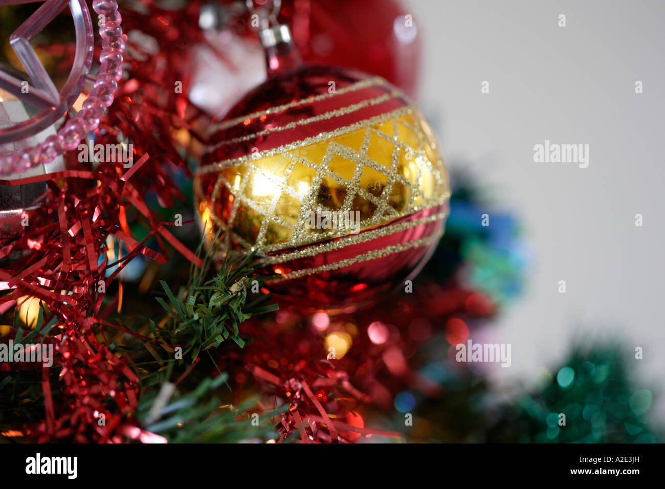 Weihnachtskugeln mit Weihnachtsbaum-Nahaufnahme Stockfoto