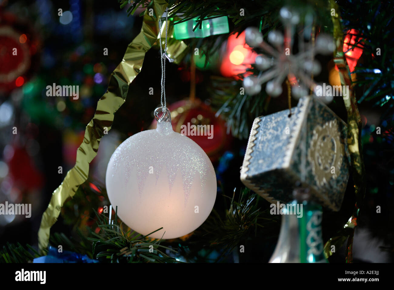 Weihnachtskugeln mit Weihnachtsbaum-Nahaufnahme Stockfoto