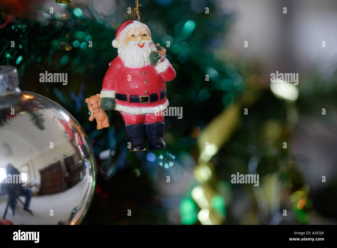 Weihnachtskugeln mit Weihnachtsbaum-Nahaufnahme Stockfoto