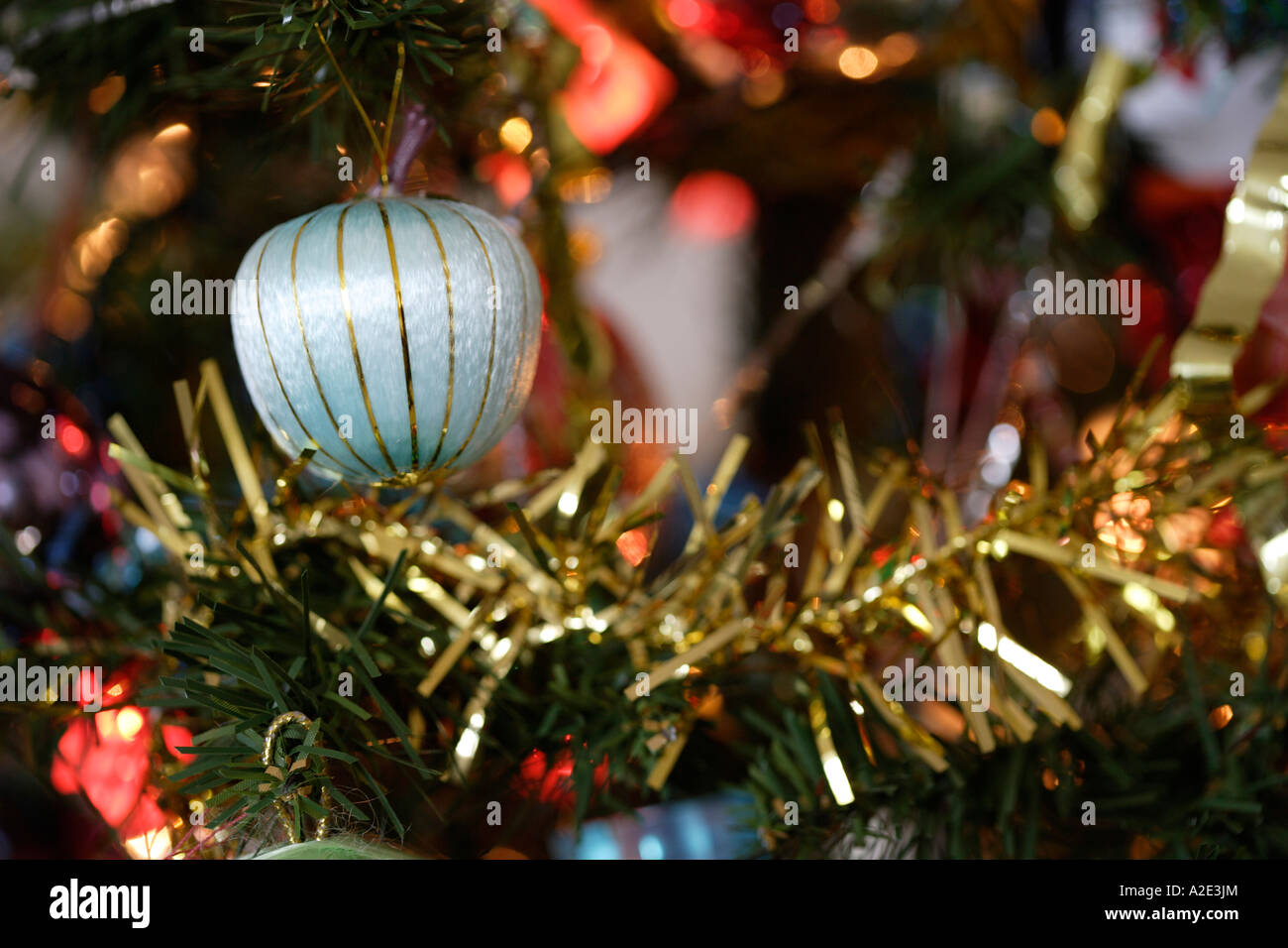 Weihnachtskugeln mit Weihnachtsbaum-Nahaufnahme Stockfoto