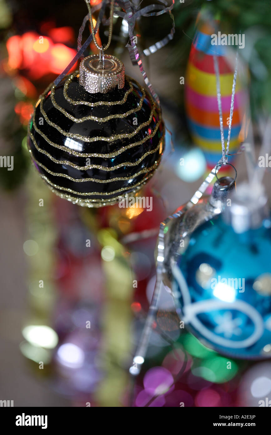 Weihnachtskugeln mit Weihnachtsbaum-Nahaufnahme Stockfoto