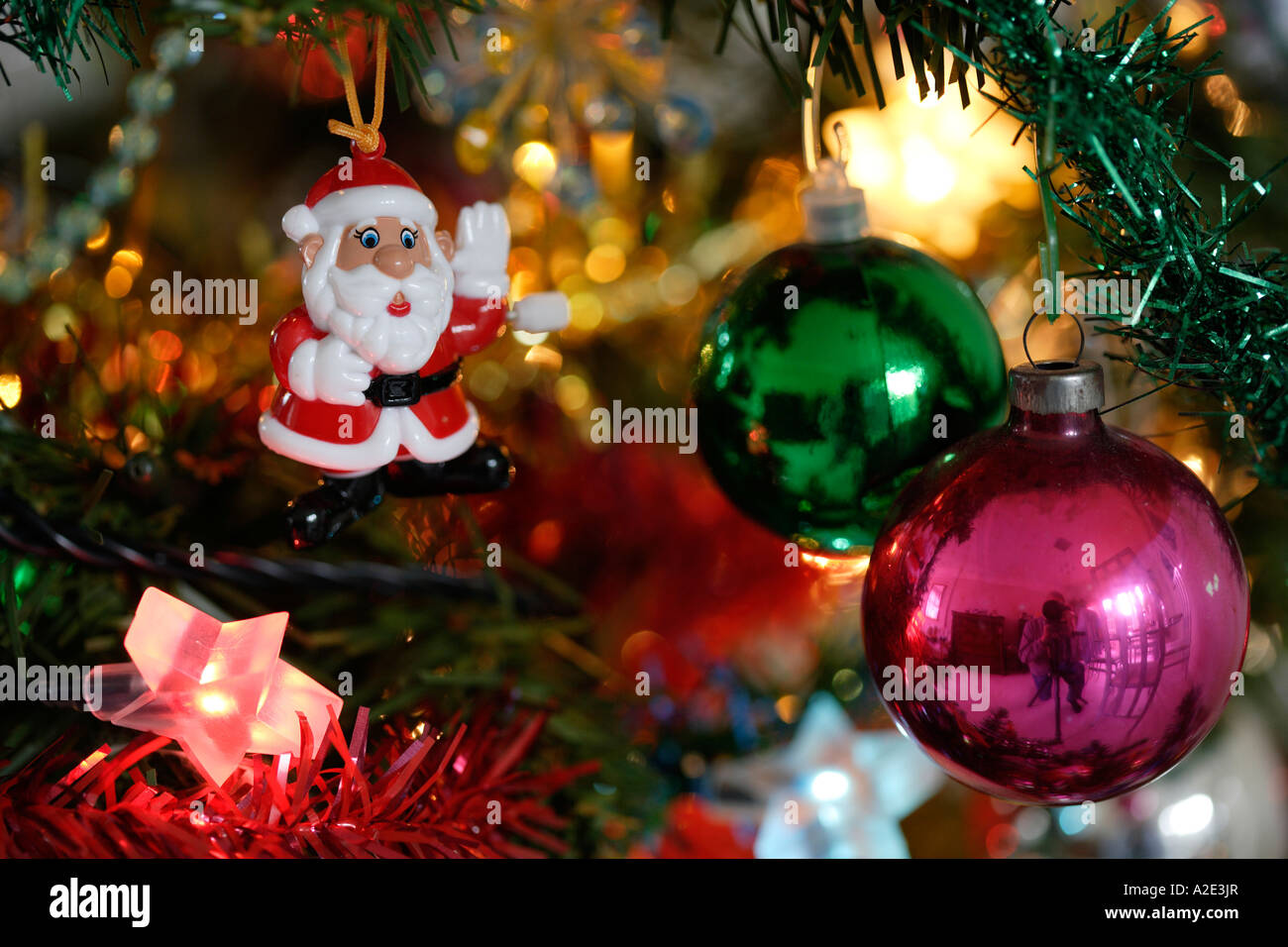 Weihnachtskugeln mit Weihnachtsbaum-Nahaufnahme Stockfoto