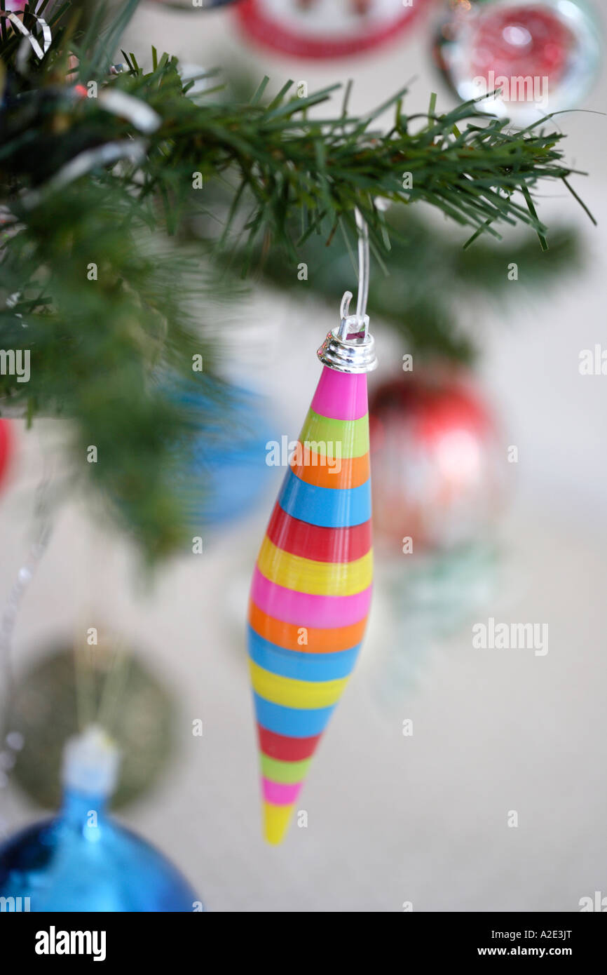 Weihnachtskugeln mit Weihnachtsbaum-Nahaufnahme Stockfoto