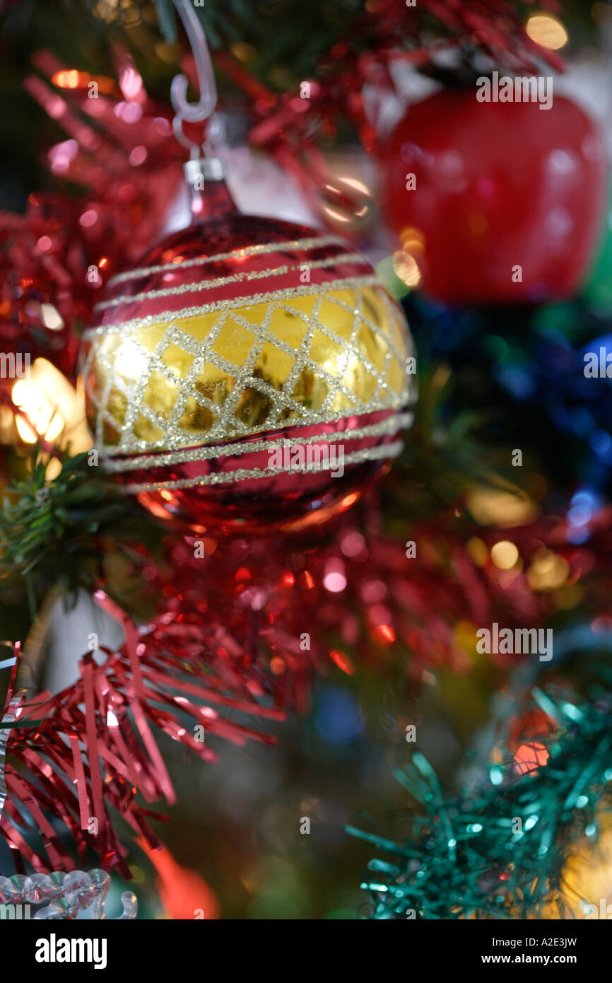 Weihnachtskugeln mit Weihnachtsbaum-Nahaufnahme Stockfoto