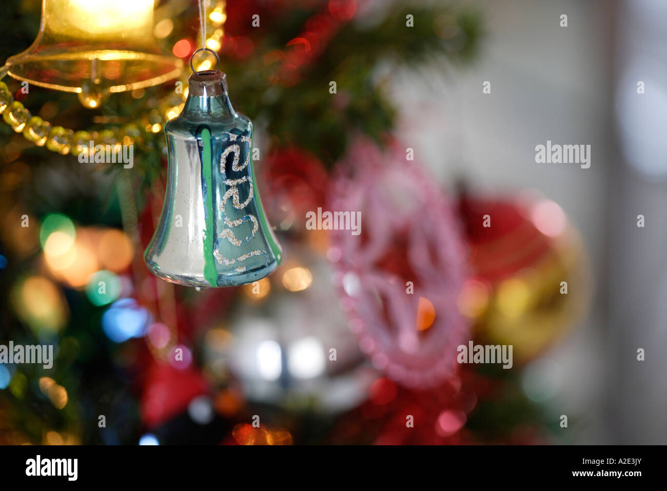 Weihnachtskugeln mit Weihnachtsbaum-Nahaufnahme Stockfoto