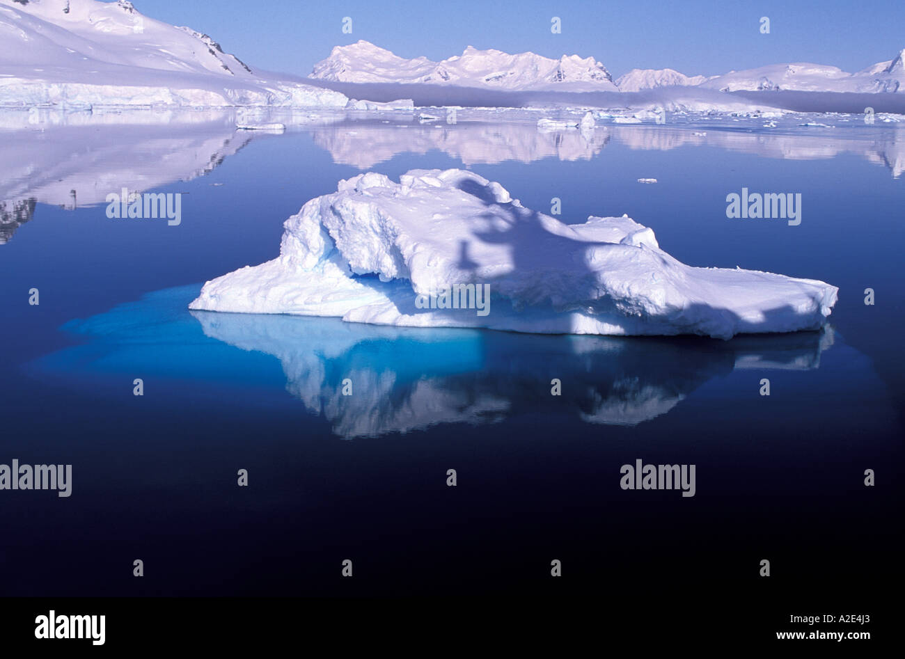 Antarktis. Eisberg mit Boot Turm Schatten Stockfoto