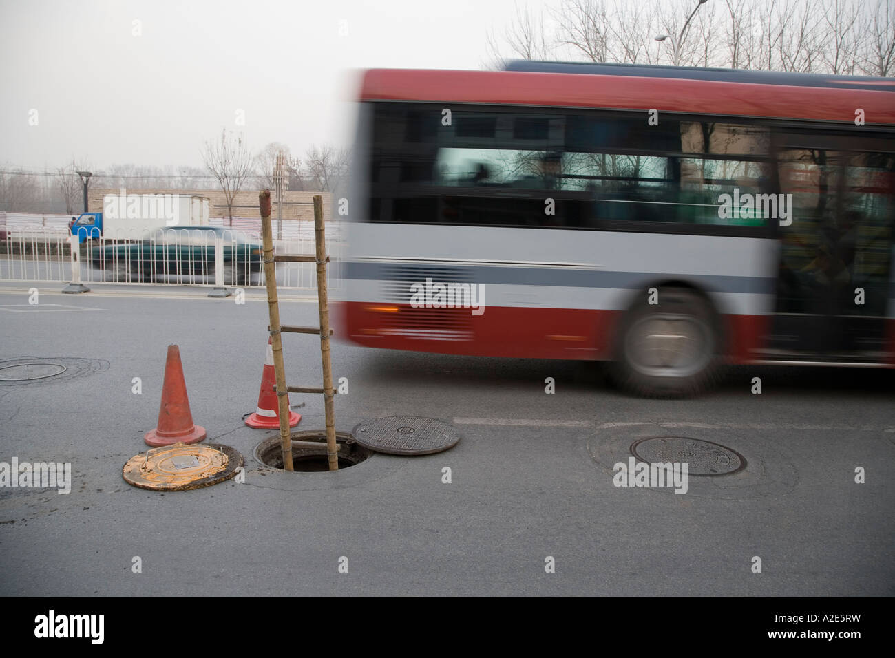 Baustellen auf einer belebten Straße in Peking, China. Stockfoto
