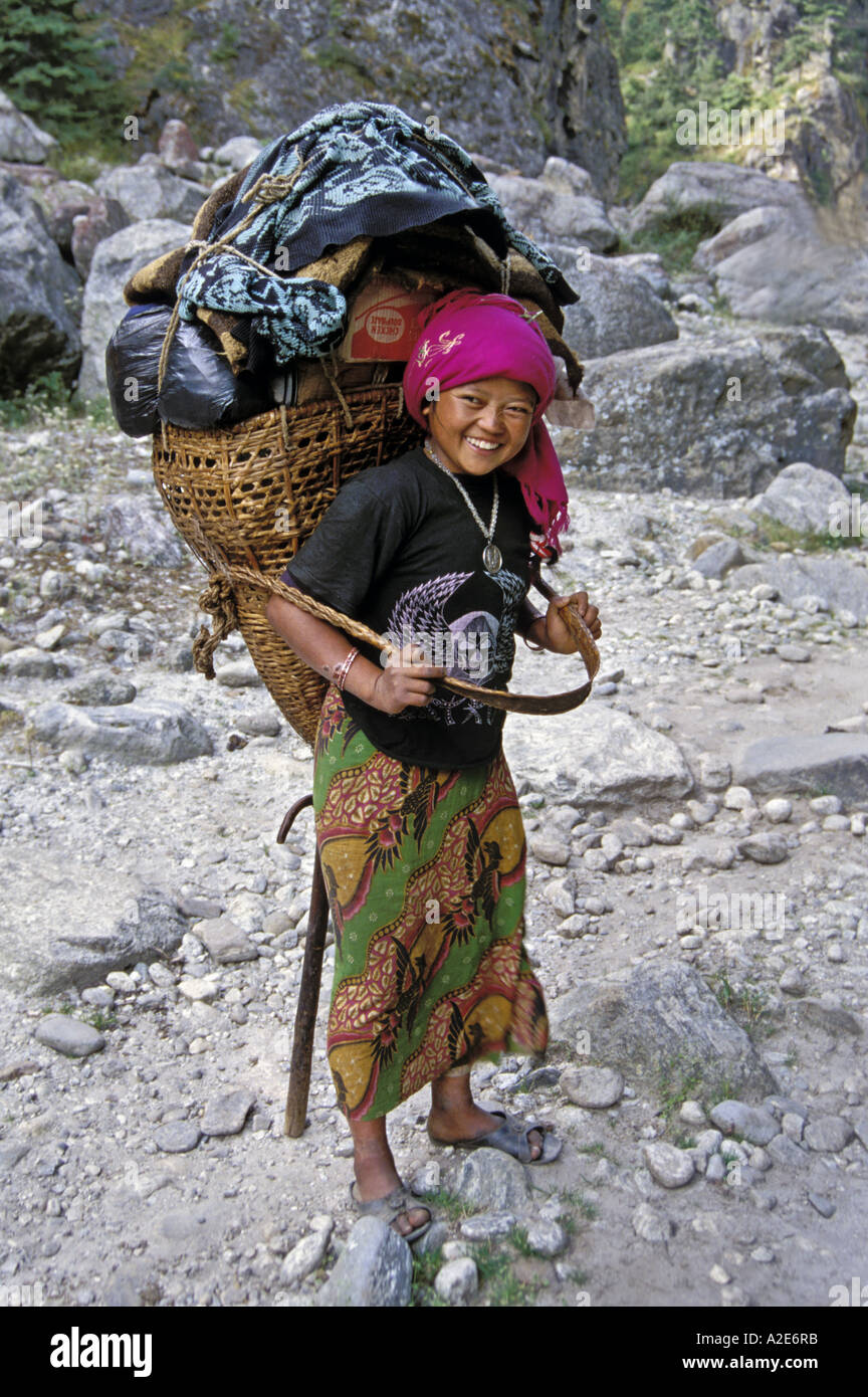 Khumbu, Nepal Himalaya, Porter Mädchen. Sagarmatha Nationalpark. Stockfoto