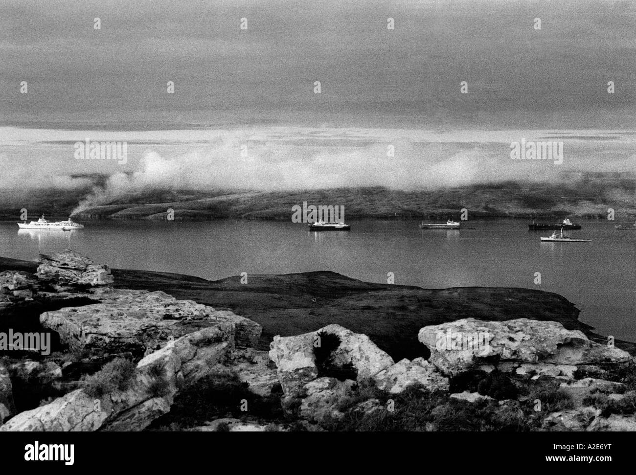 Die SS Canberra verlässt das Wasser von San Carlos während des Falklands-Konflikts 1982. Stockfoto