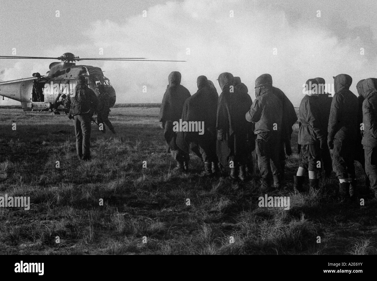 Argentinische Kriegsgefangene warten, bis einen Sea King Hubschrauber während des Falkland-Konflikt im Jahr 1982 an Bord Stockfoto