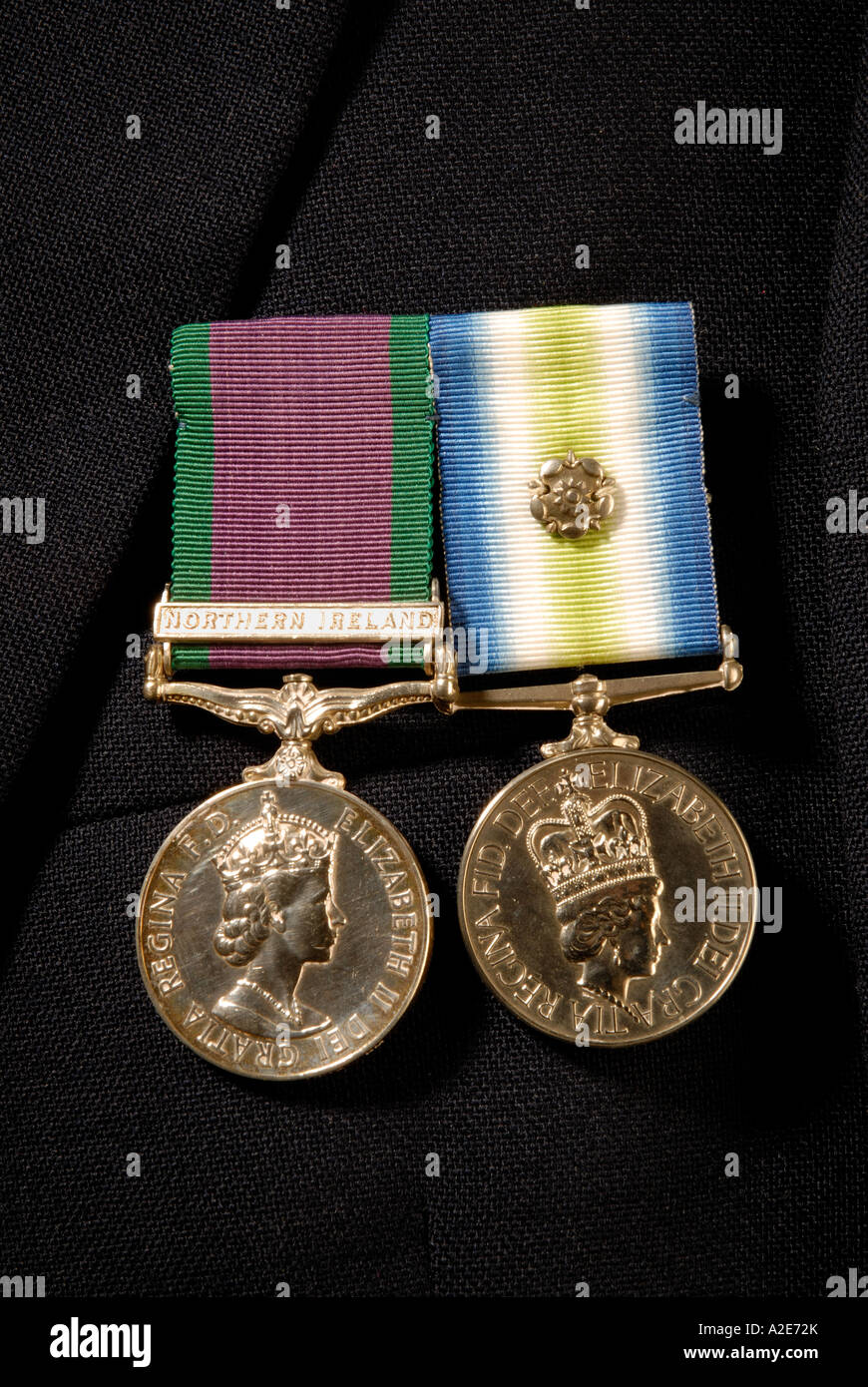 Allgemeine Service-Medaille mit Nordirland Bar und der South Atlantic Medaille mit Rosette fixiert auf eine dunkle Jacke Stockfoto