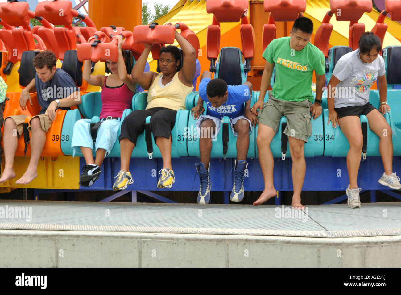 Menschen Sie Umreifung in einer Fahrt im Cedar Point Vergnügungspark, Sandusky OH Stockfoto