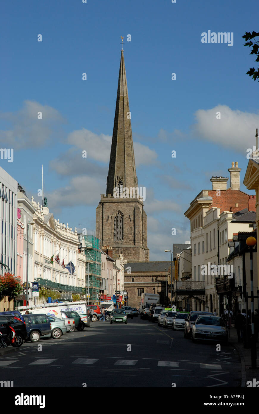 Breite Straße Hereford mit All Saints Church im Hintergrund Stockfoto