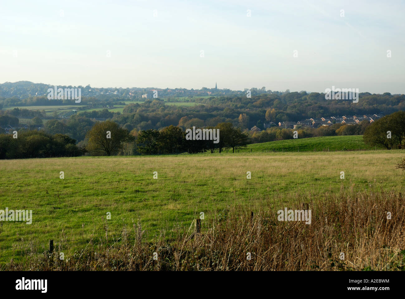 Eine schöne Aussicht in Richtung Standish, Wigan, Stadtentwicklung, die in der Ferne sichtbar. Stockfoto