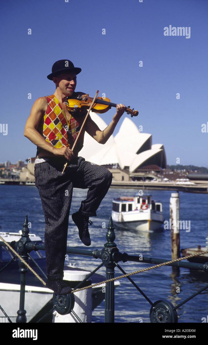 Australien Sydney Street Artist vor der Oper spielen Violine Stockfoto