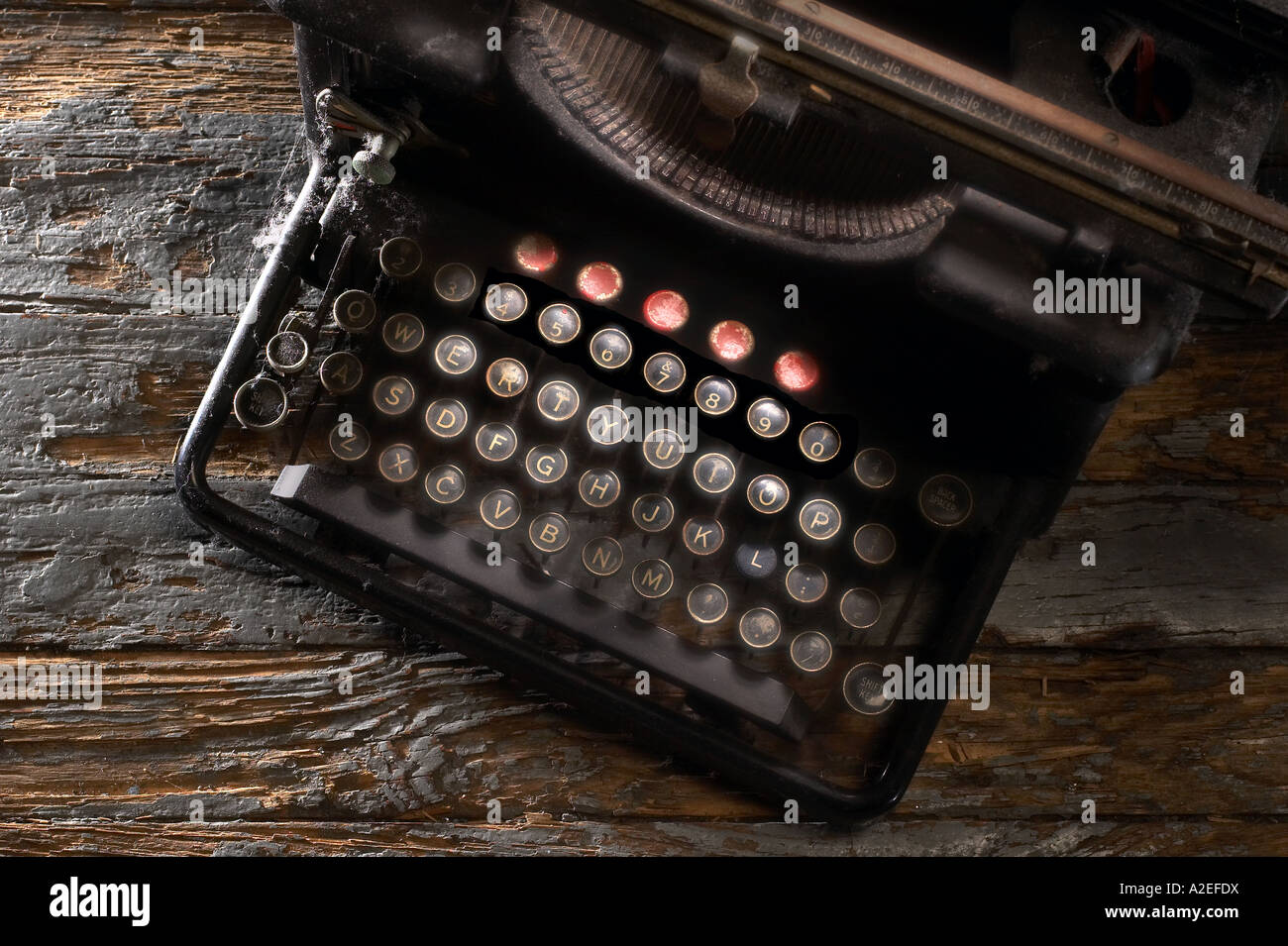 Alte Schreibmaschine auf abgenutzte Tabelle Studio Stillleben Stockfoto