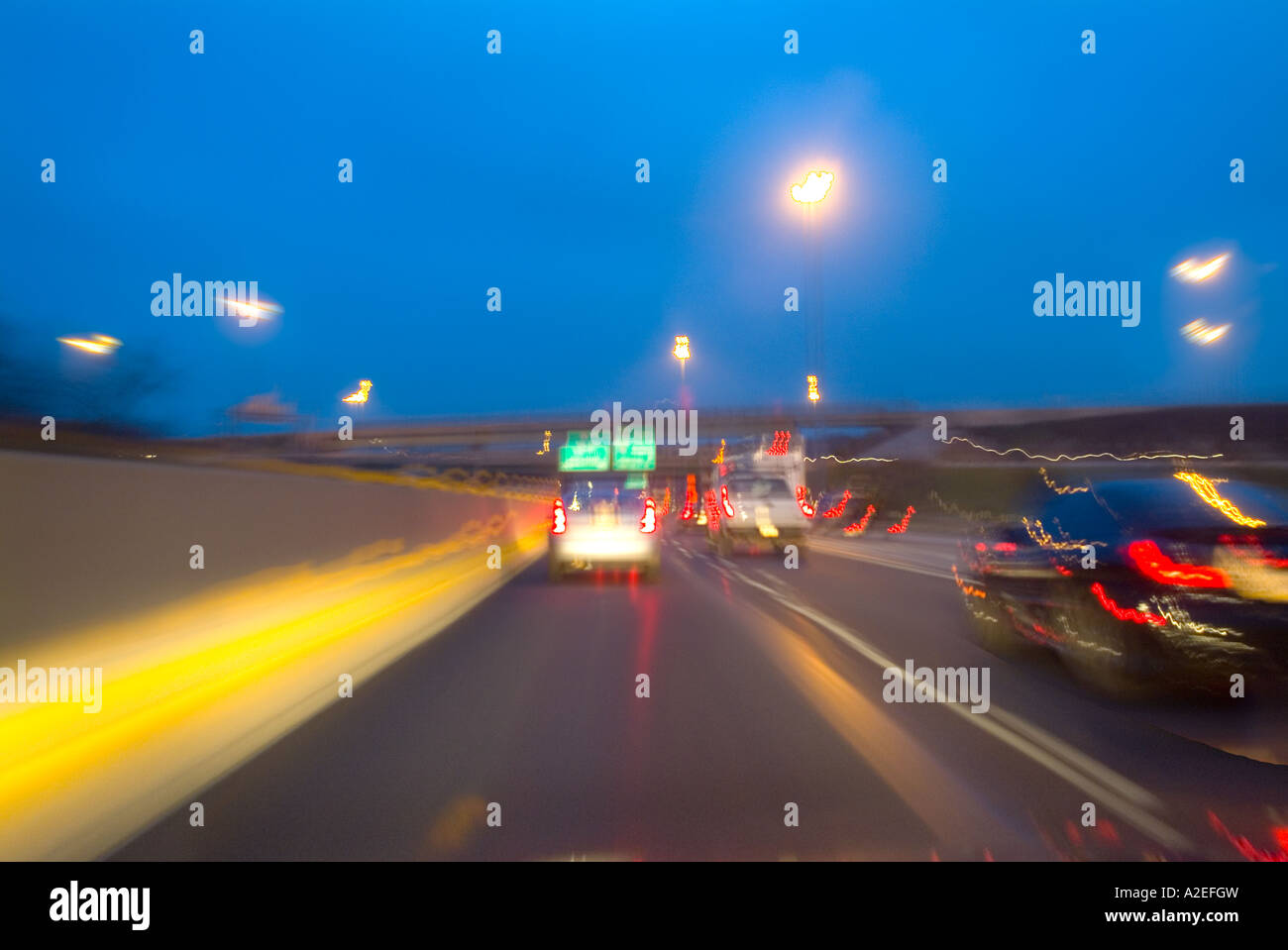 PKW LKW & LKW auf Autobahn USA beschleunigen Stockfoto