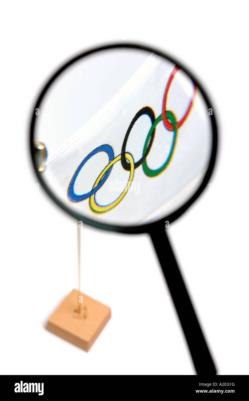 Lupe und Olympische Flagge Stockfoto