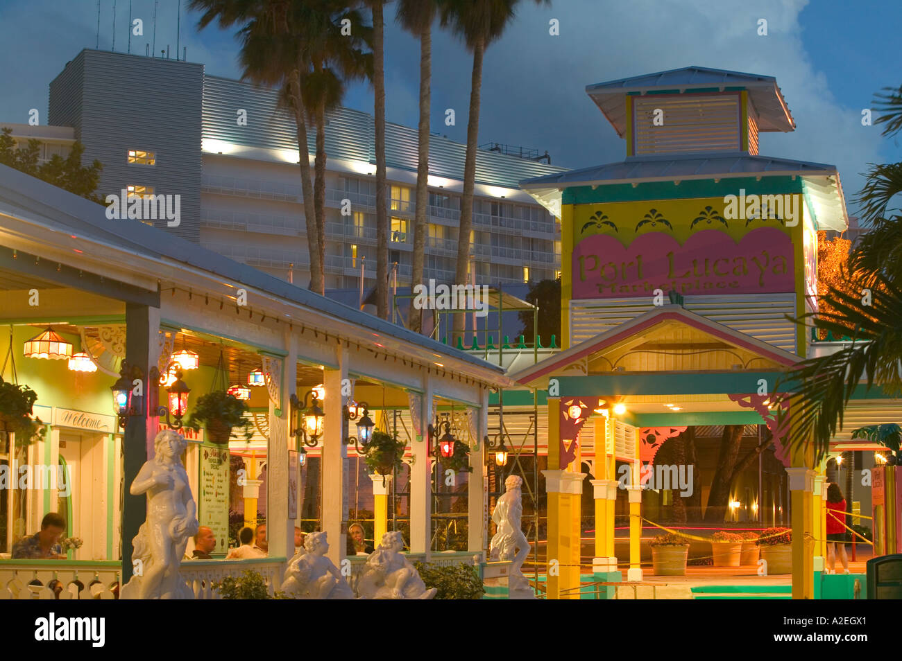 BAHAMAS, Grand Bahama Island Lucaya: Port Lucaya Marketplace: Fische Restaurant & Lucaya Hotel Westin / Abend Stockfoto